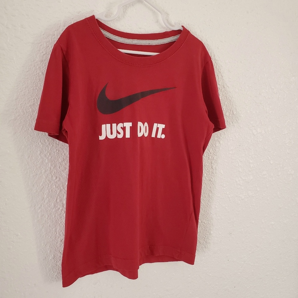 NIKE SWOOSH JUST DO IT Faded Red Tee Boys 7 Girkls Kids Athleisure Sports - Picture 2 of 6